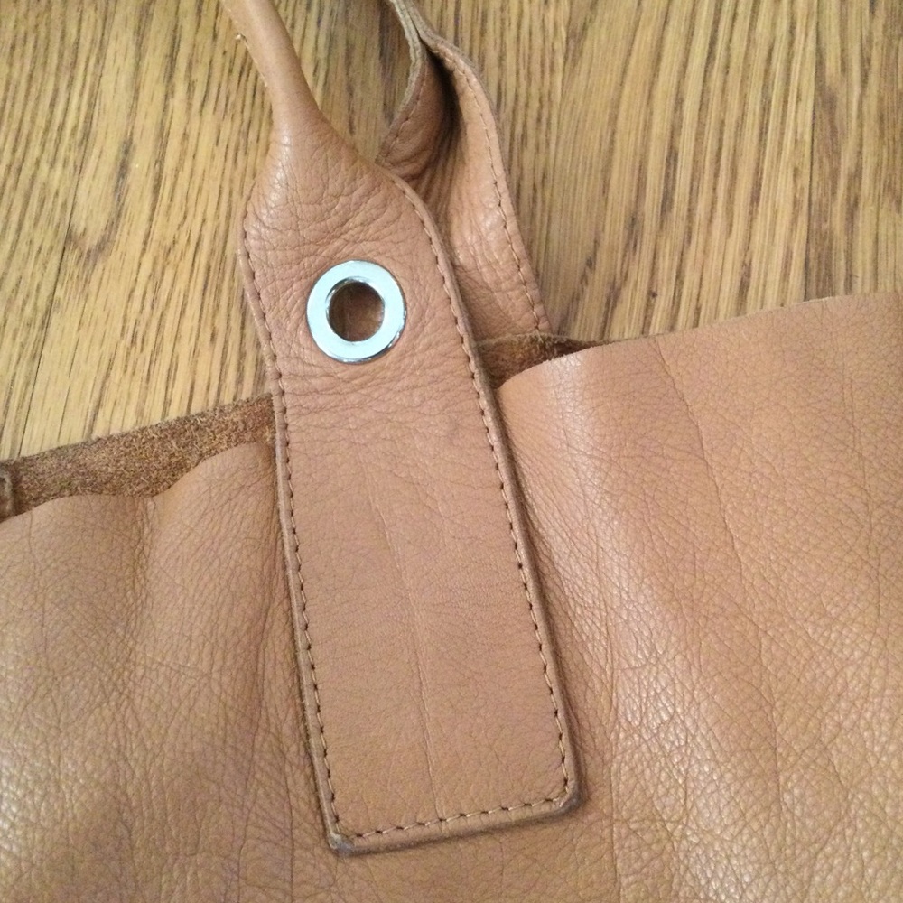 Softest Tan Leather Trough Tote Bag. Size OS - Picture 5 of 9